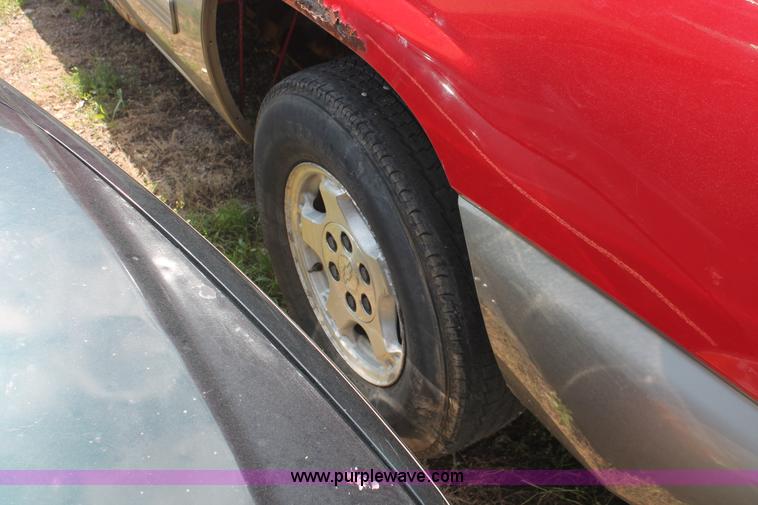 image for item I7982 1999 Chevrolet Silverado 1500 Extended Cab pickup truck