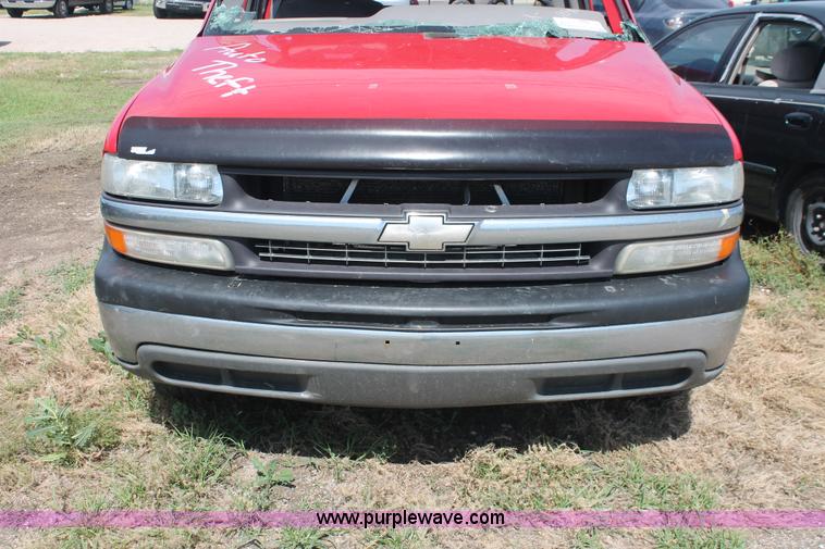 image for item I7982 1999 Chevrolet Silverado 1500 Extended Cab pickup truck