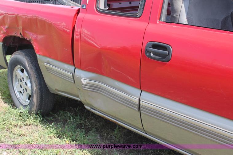 image for item I7982 1999 Chevrolet Silverado 1500 Extended Cab pickup truck