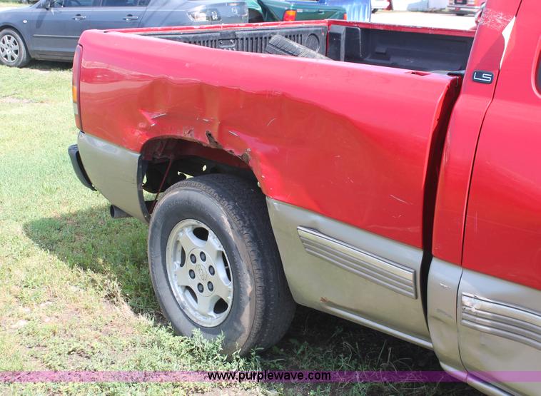 image for item I7982 1999 Chevrolet Silverado 1500 Extended Cab pickup truck