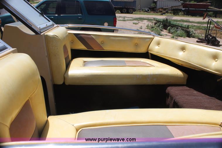 image for item AE9163 1984 Cimarron 16' ski boat