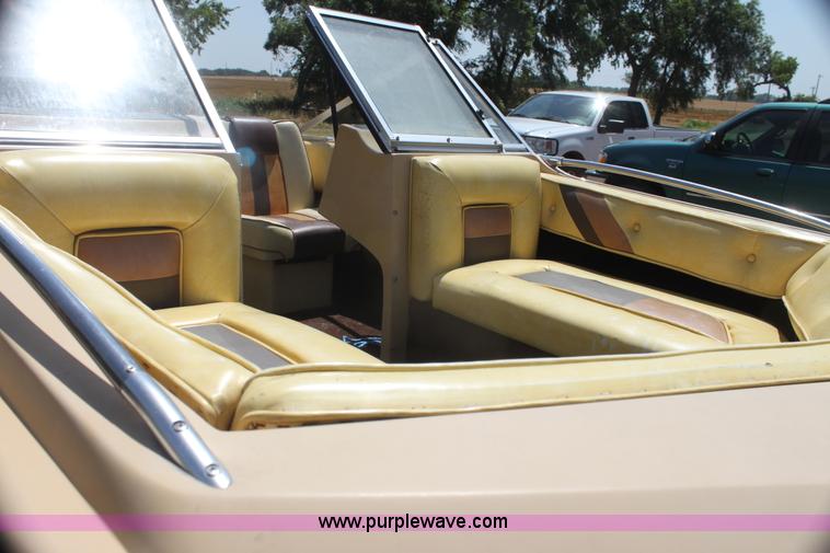 image for item AE9163 1984 Cimarron 16' ski boat