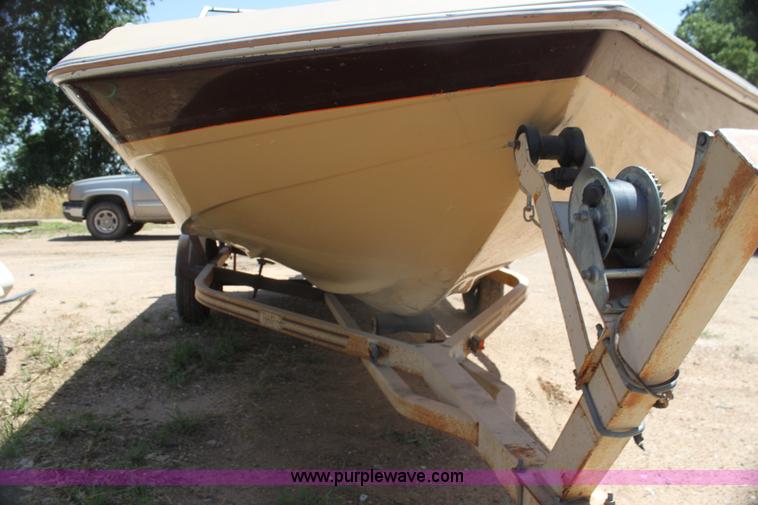 image for item AE9163 1984 Cimarron 16' ski boat