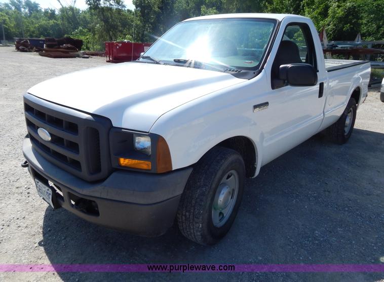 image for item AE9832 2005 Ford F250 pickup truck
