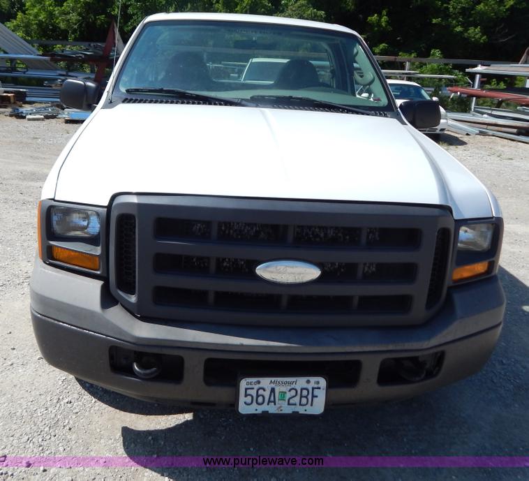 image for item AE9832 2005 Ford F250 pickup truck