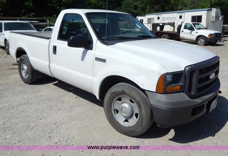 image for item AE9832 2005 Ford F250 pickup truck