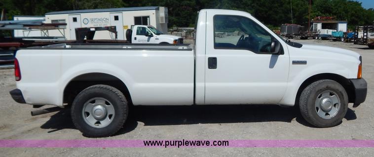 image for item AE9832 2005 Ford F250 pickup truck