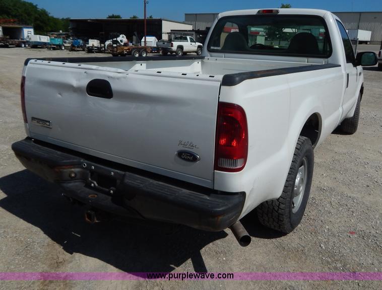 image for item AE9832 2005 Ford F250 pickup truck
