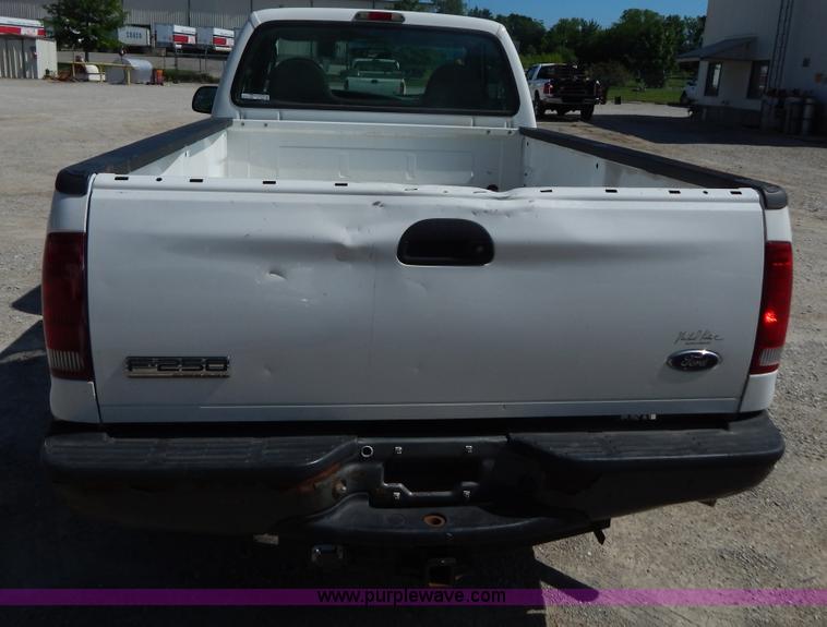 image for item AE9832 2005 Ford F250 pickup truck