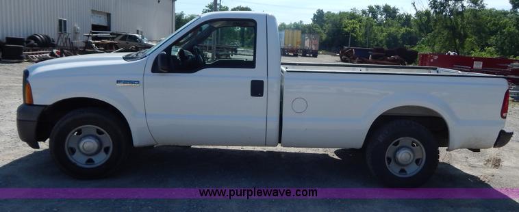 image for item AE9832 2005 Ford F250 pickup truck