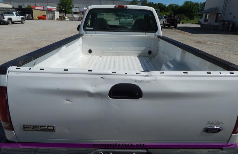 image for item AE9832 2005 Ford F250 pickup truck