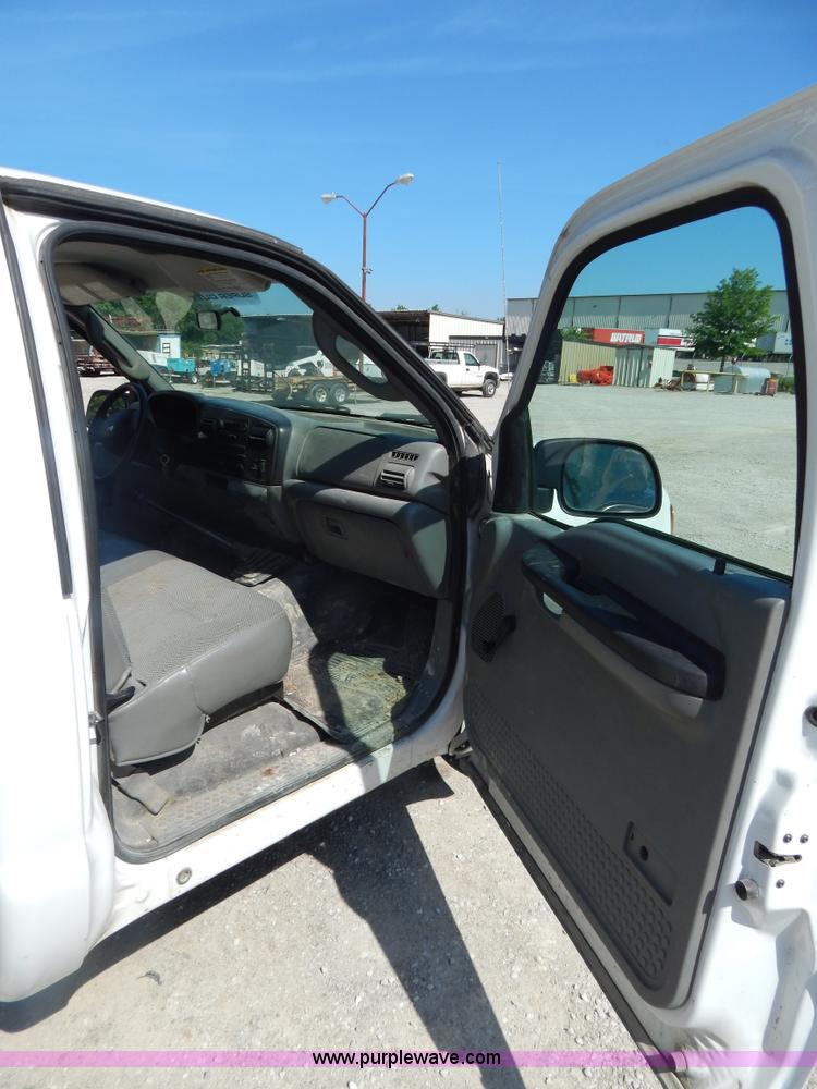 image for item AE9832 2005 Ford F250 pickup truck