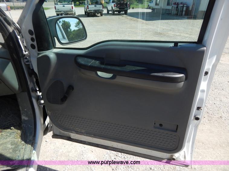 image for item AE9832 2005 Ford F250 pickup truck