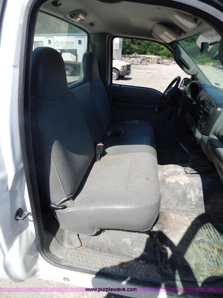 image for item AE9832 2005 Ford F250 pickup truck