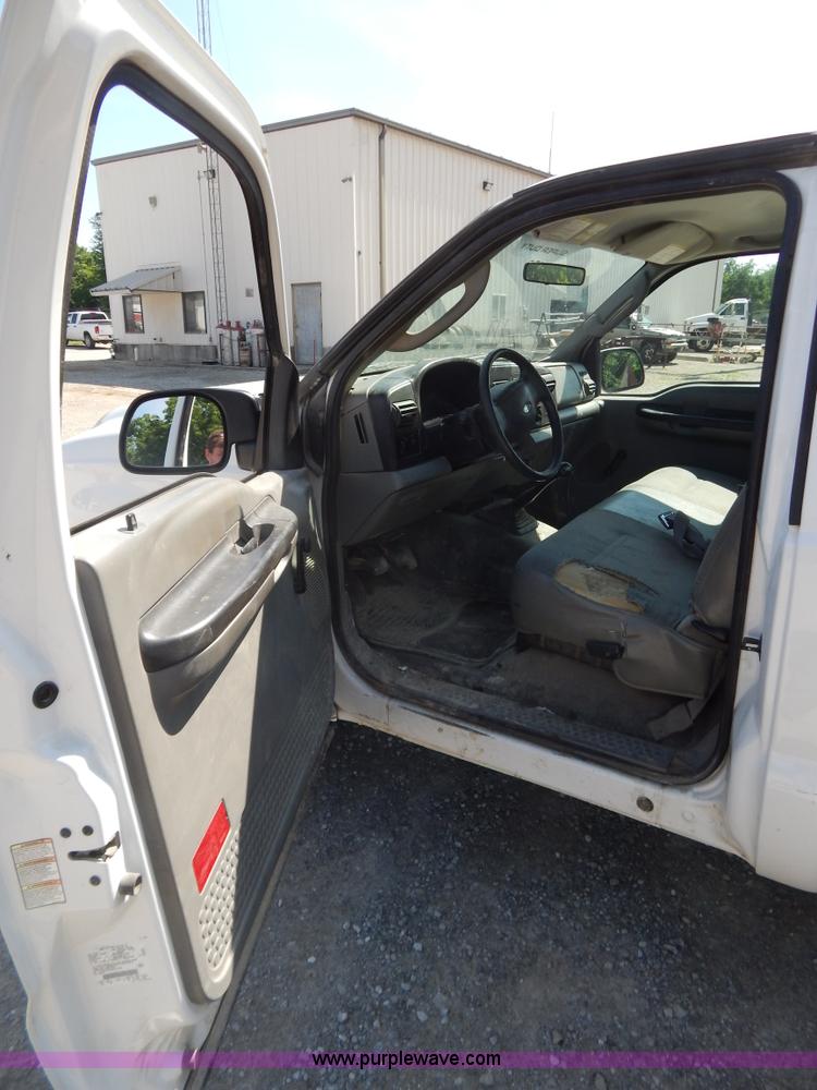 image for item AE9832 2005 Ford F250 pickup truck