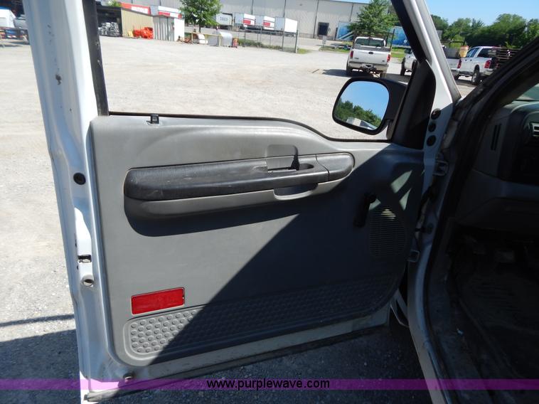 image for item AE9832 2005 Ford F250 pickup truck