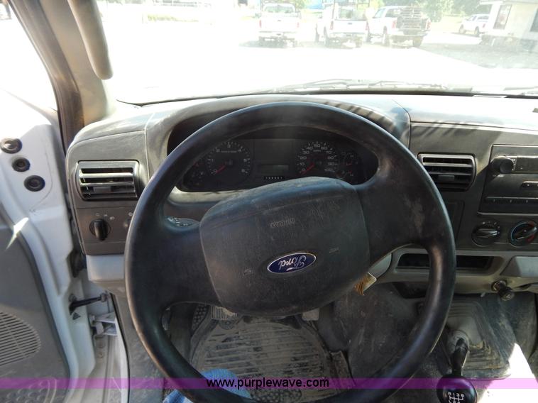 image for item AE9832 2005 Ford F250 pickup truck