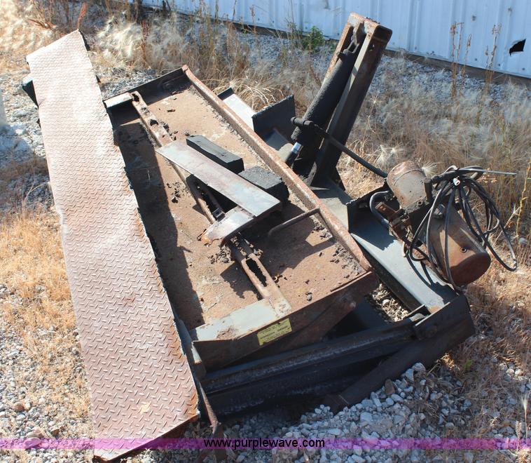 image for item AU9206 Maxon lift gate