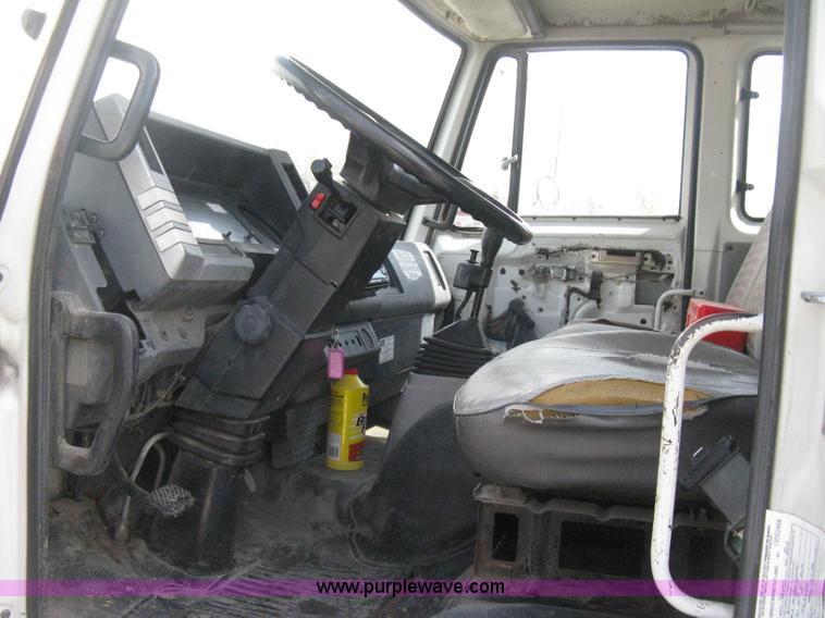 image for item E3446 1986 GMC W7 forward box truck