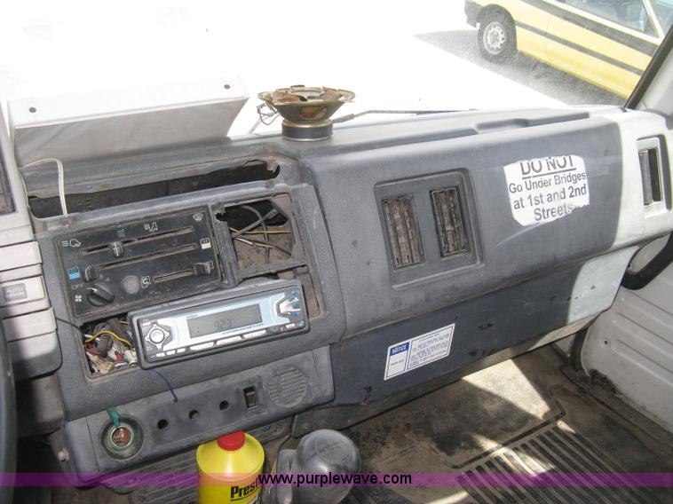 image for item E3446 1986 GMC W7 forward box truck