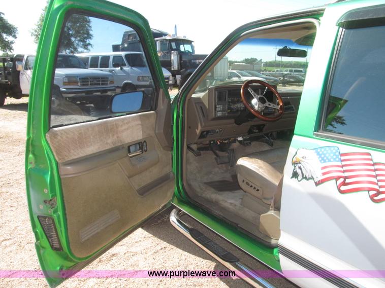 image for item F7002 1993 Chevrolet Suburban SUV