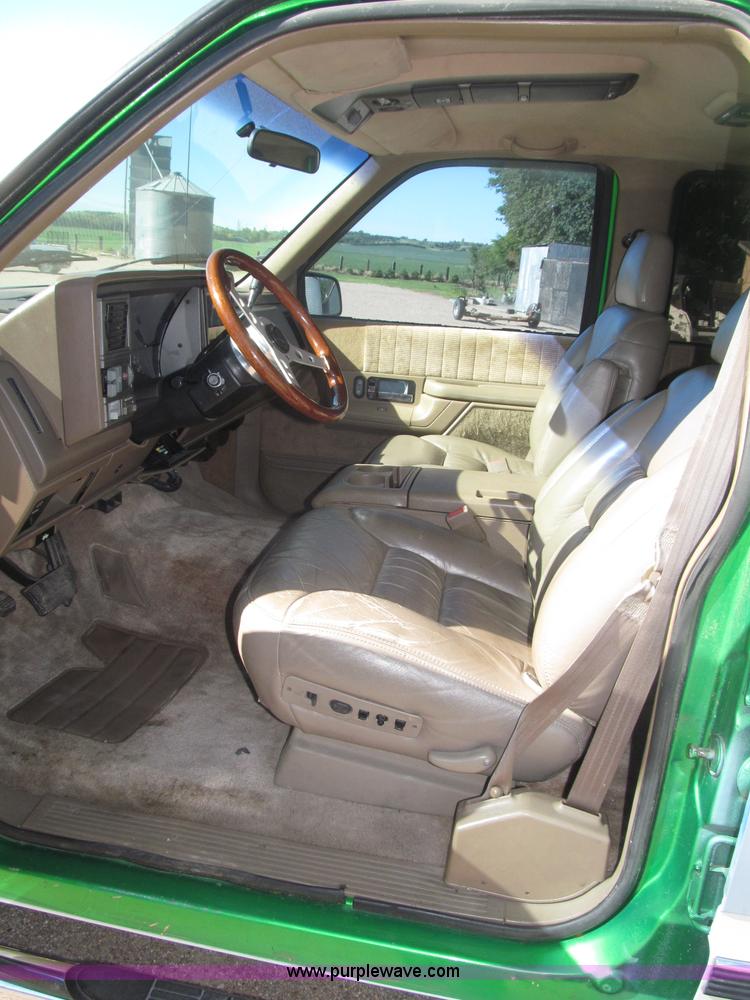 image for item F7002 1993 Chevrolet Suburban SUV