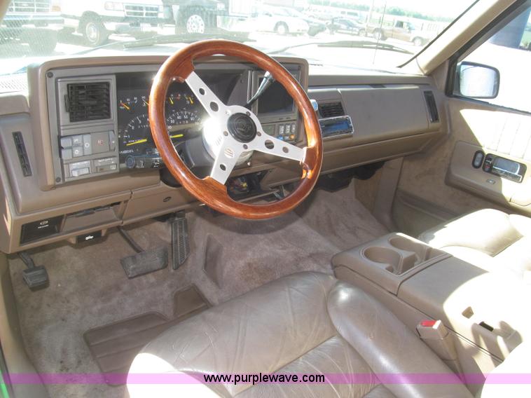 image for item F7002 1993 Chevrolet Suburban SUV