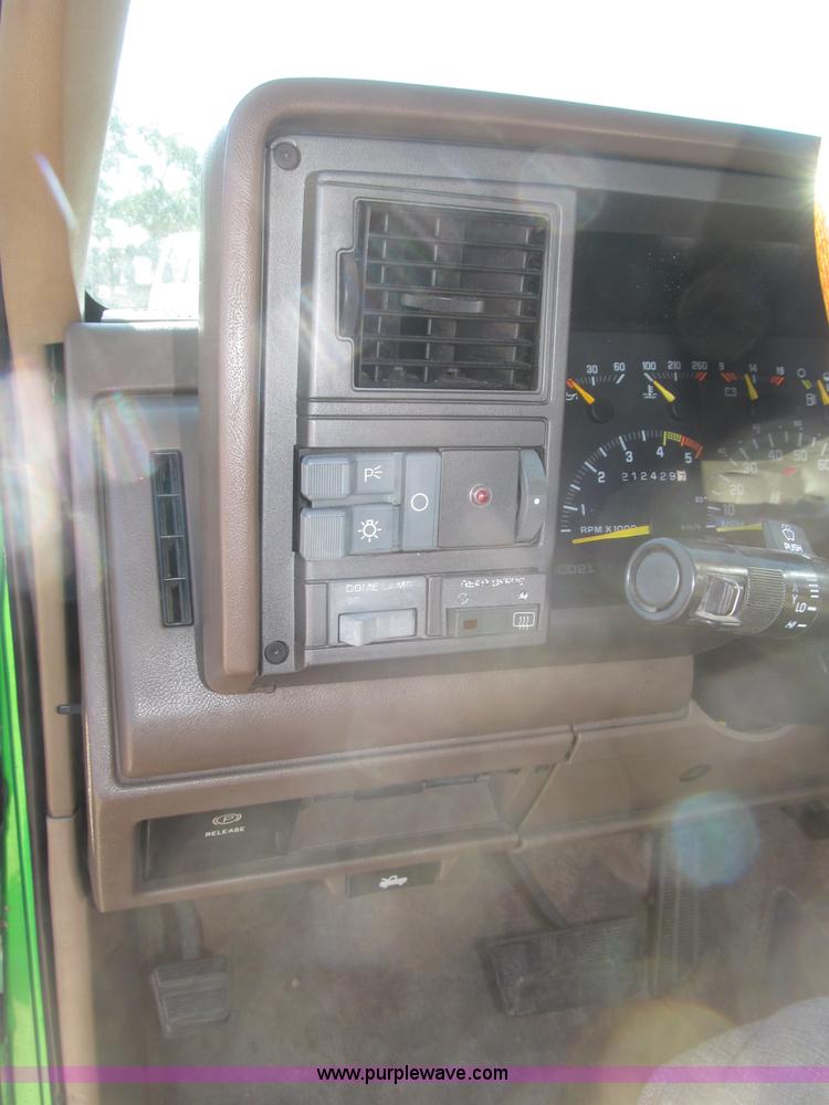 image for item F7002 1993 Chevrolet Suburban SUV