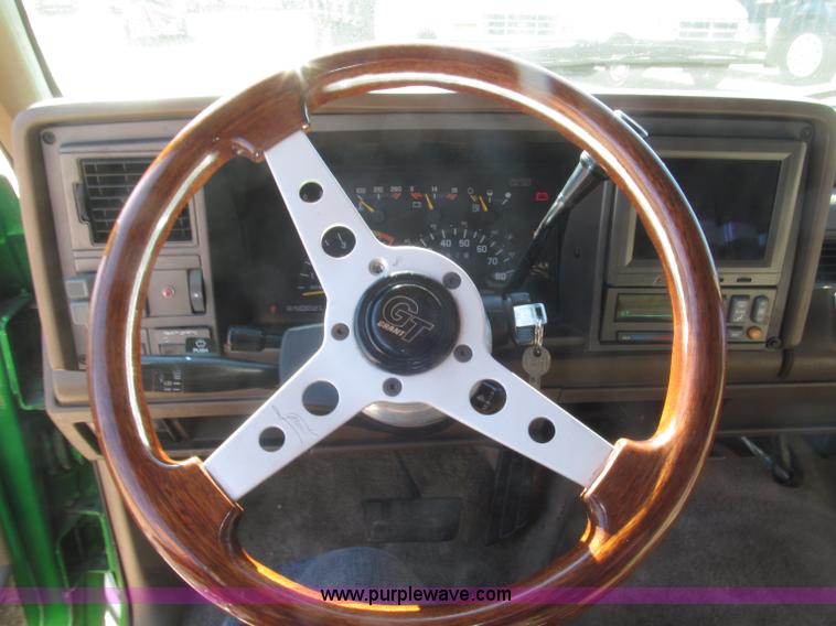 image for item F7002 1993 Chevrolet Suburban SUV