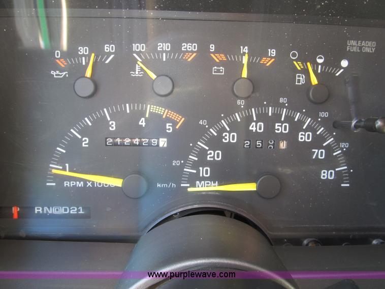 image for item F7002 1993 Chevrolet Suburban SUV