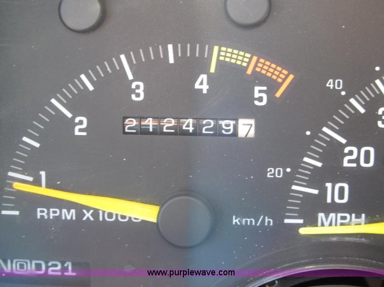 image for item F7002 1993 Chevrolet Suburban SUV