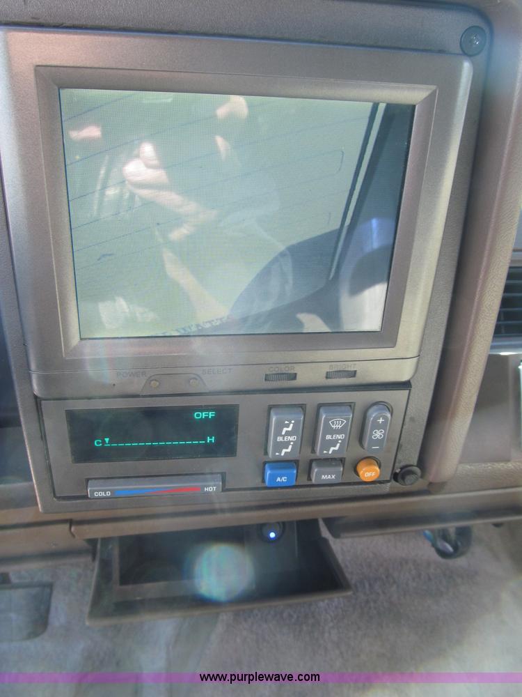 image for item F7002 1993 Chevrolet Suburban SUV