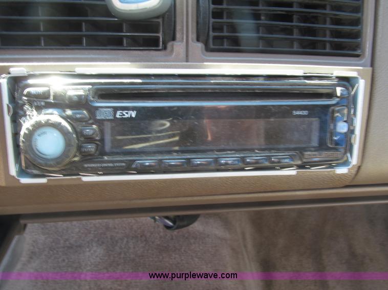 image for item F7002 1993 Chevrolet Suburban SUV