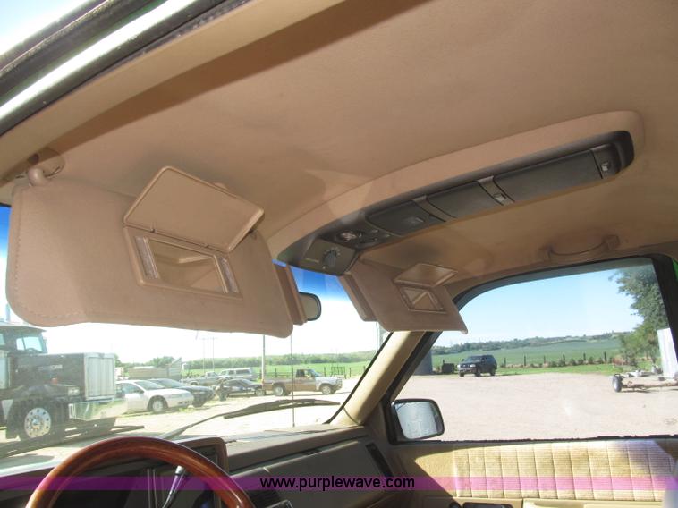 image for item F7002 1993 Chevrolet Suburban SUV