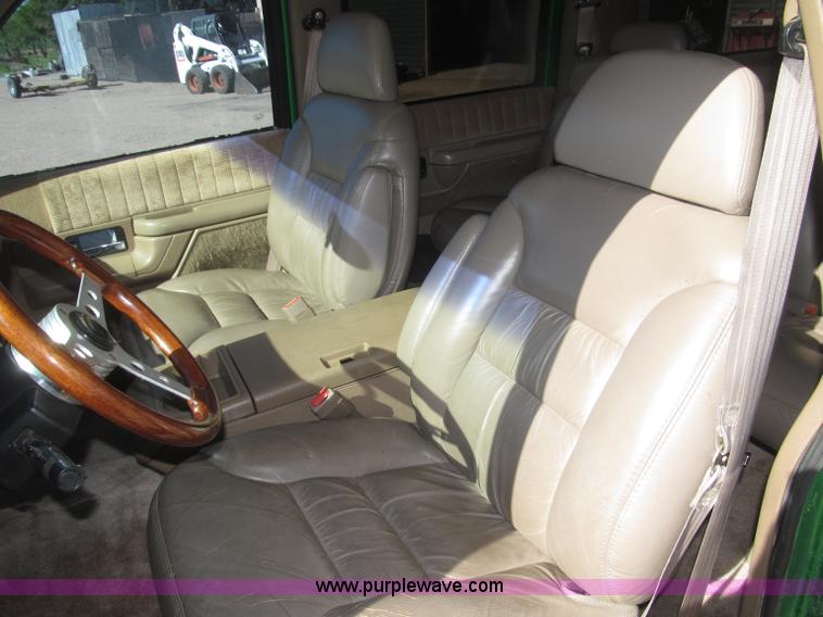 image for item F7002 1993 Chevrolet Suburban SUV