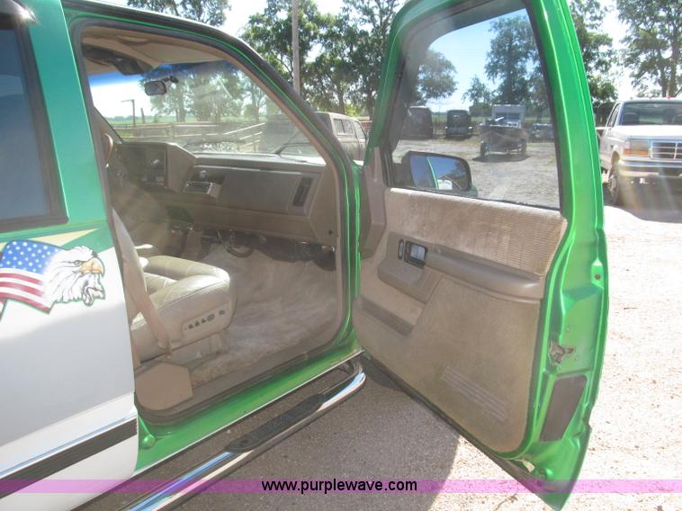 image for item F7002 1993 Chevrolet Suburban SUV