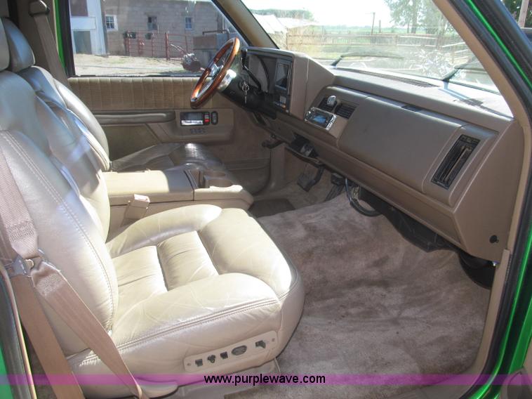 image for item F7002 1993 Chevrolet Suburban SUV