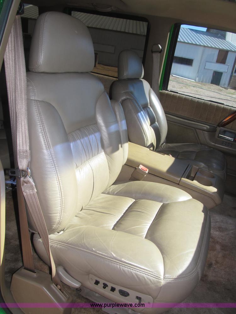 image for item F7002 1993 Chevrolet Suburban SUV