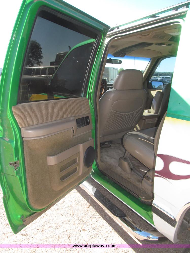image for item F7002 1993 Chevrolet Suburban SUV
