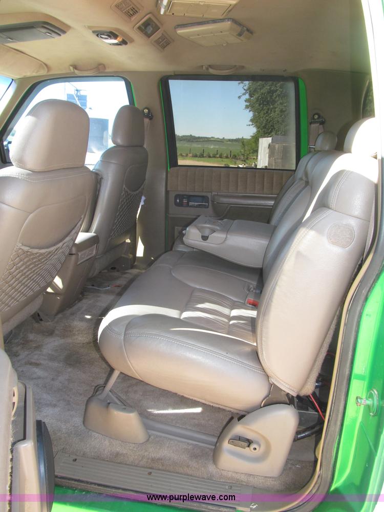 image for item F7002 1993 Chevrolet Suburban SUV