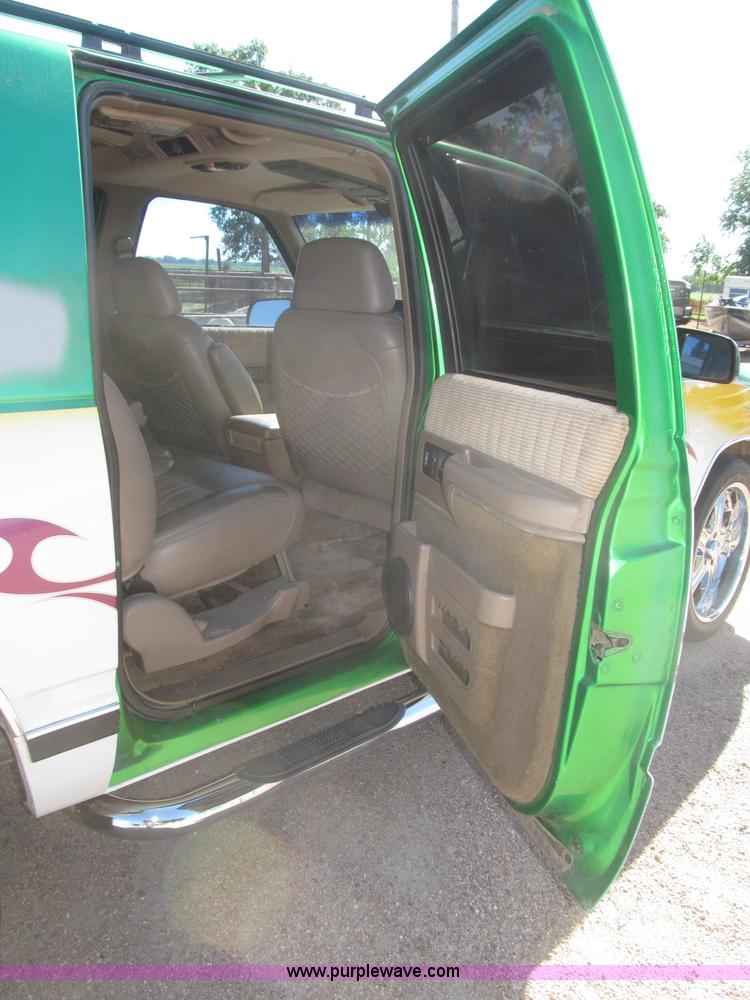 image for item F7002 1993 Chevrolet Suburban SUV