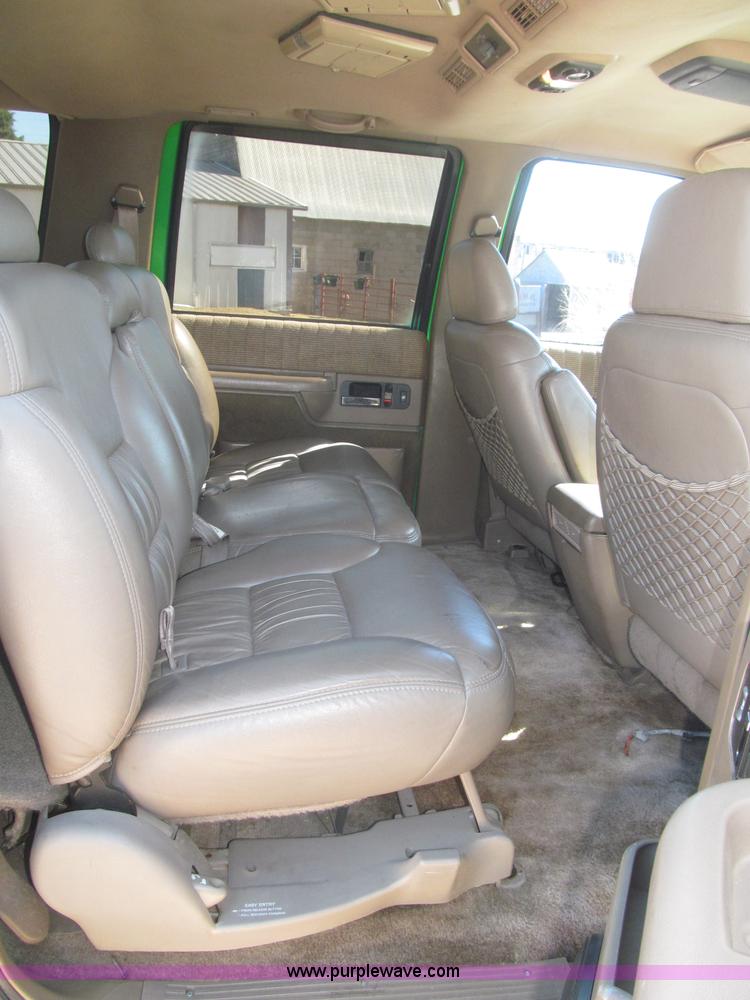image for item F7002 1993 Chevrolet Suburban SUV