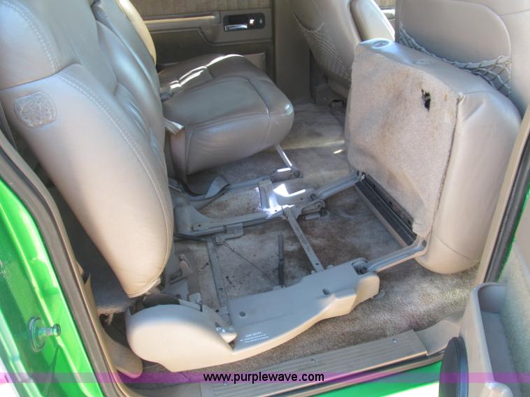 image for item F7002 1993 Chevrolet Suburban SUV