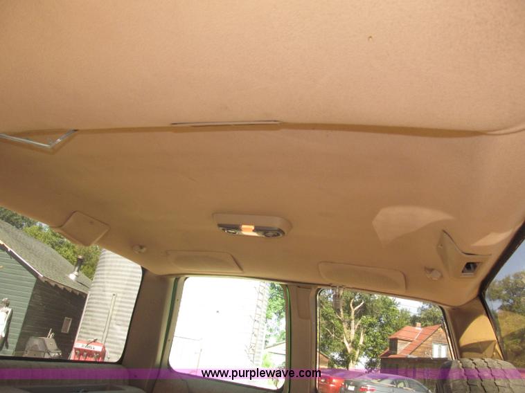 image for item F7002 1993 Chevrolet Suburban SUV