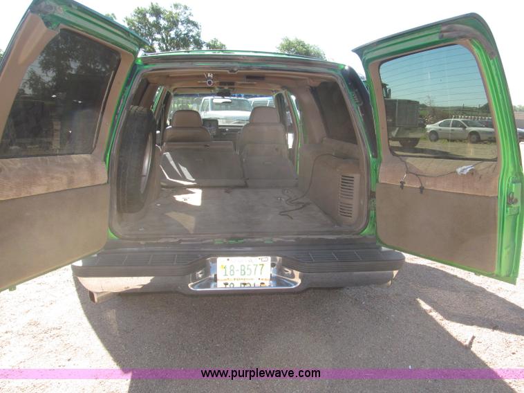 image for item F7002 1993 Chevrolet Suburban SUV