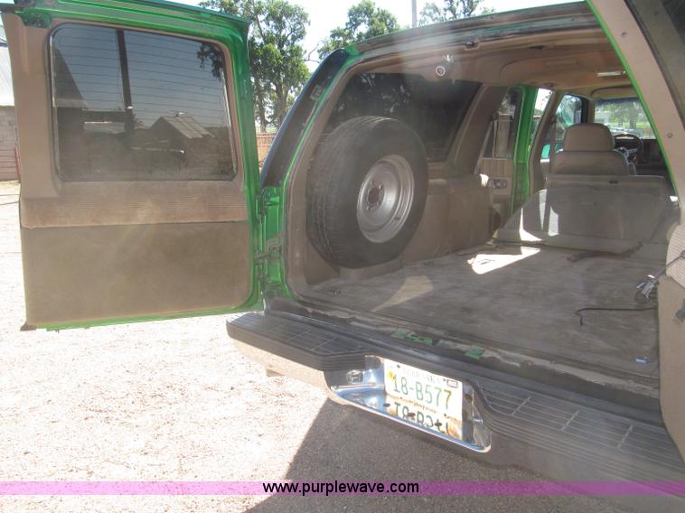 image for item F7002 1993 Chevrolet Suburban SUV