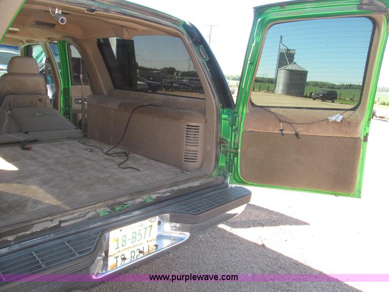 image for item F7002 1993 Chevrolet Suburban SUV