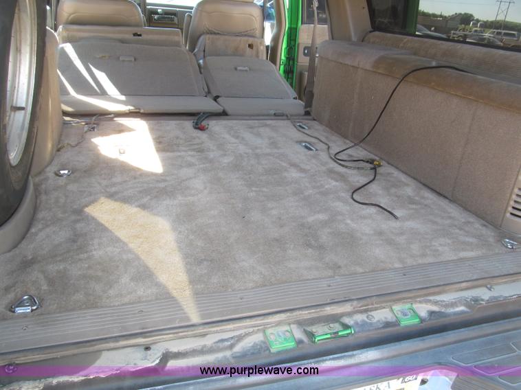 image for item F7002 1993 Chevrolet Suburban SUV