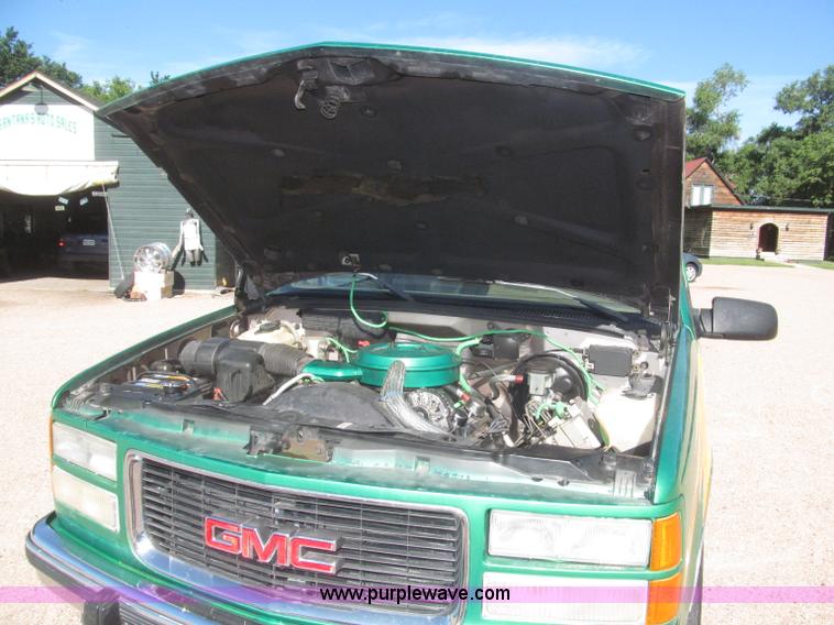 image for item F7002 1993 Chevrolet Suburban SUV