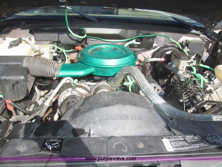 image for item F7002 1993 Chevrolet Suburban SUV